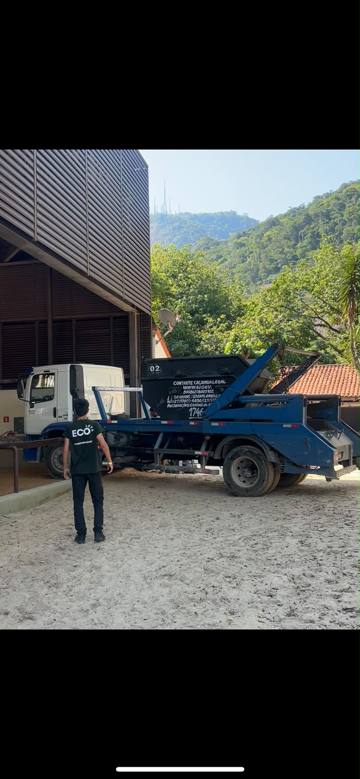 Caminhão caçamba da Ecoleta em operação com técnico uniformizado