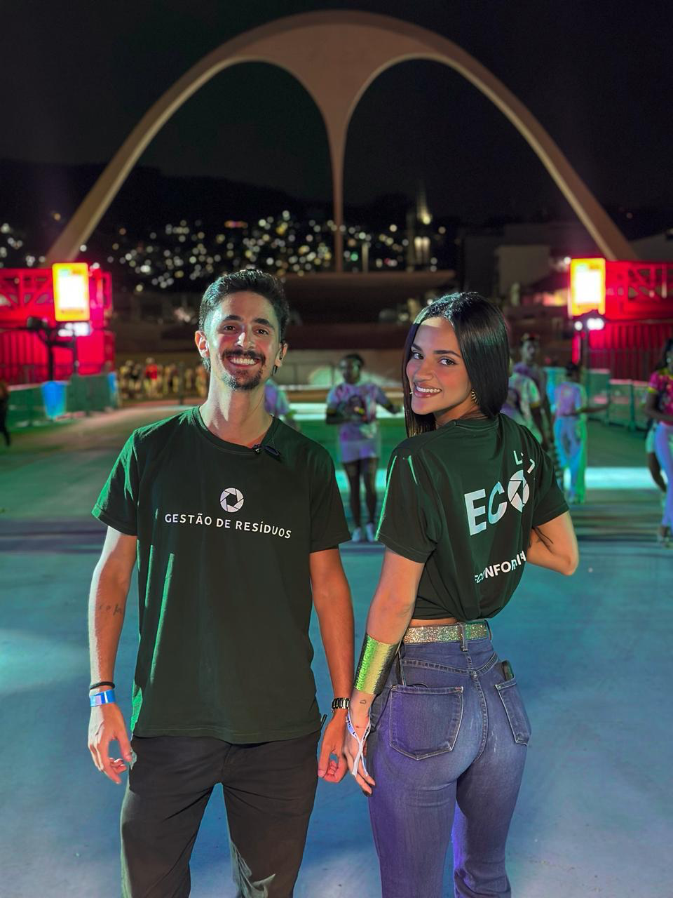 Equipe Ecoleva em evento, com uniformes de gestão de resíduos