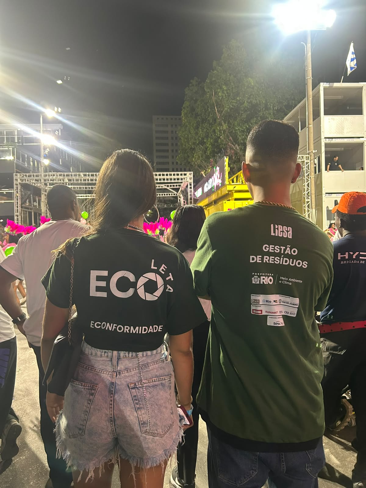 Equipe Ecoleta em operação no sambódromo, com camisas da Econformidade e da gestão de resíduos