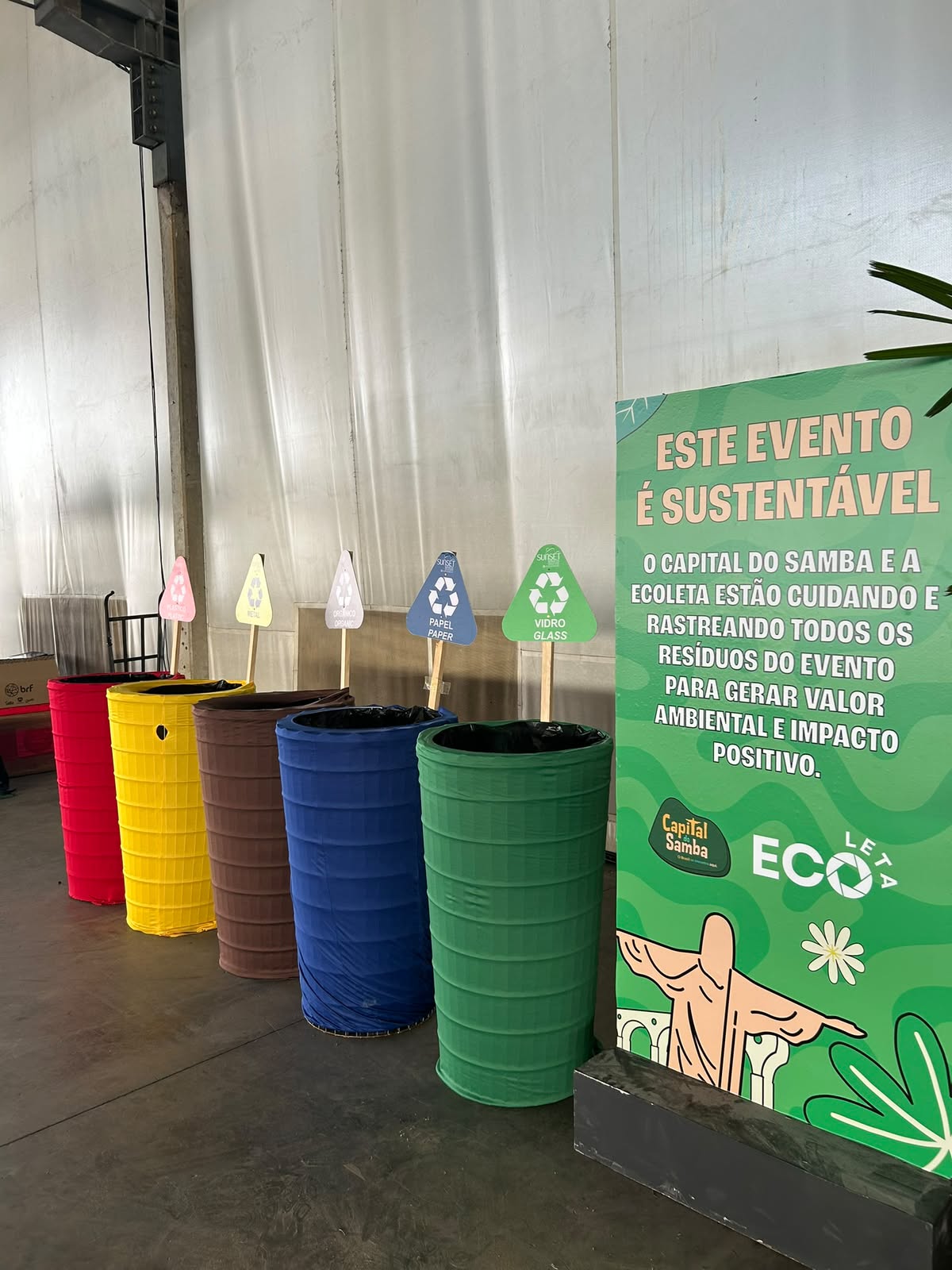 Pontos de coleta seletiva sinalizados em evento sustentável